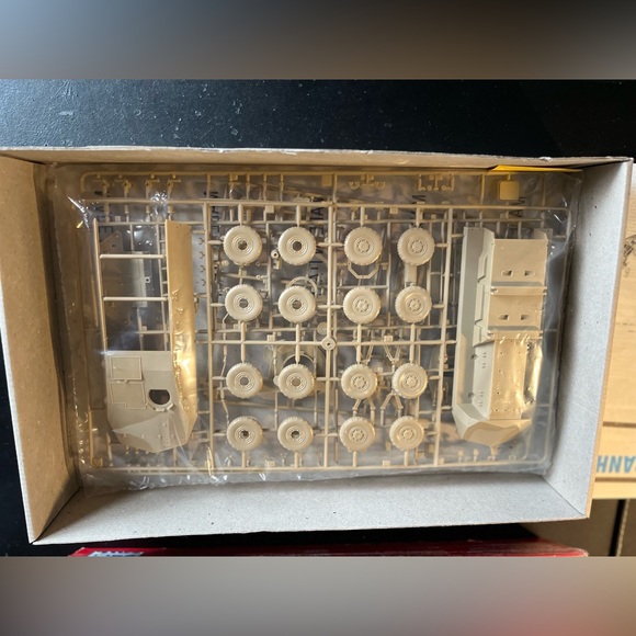 LAV 25 'Piranha' Tank Model Kit - Picture 6 of 6